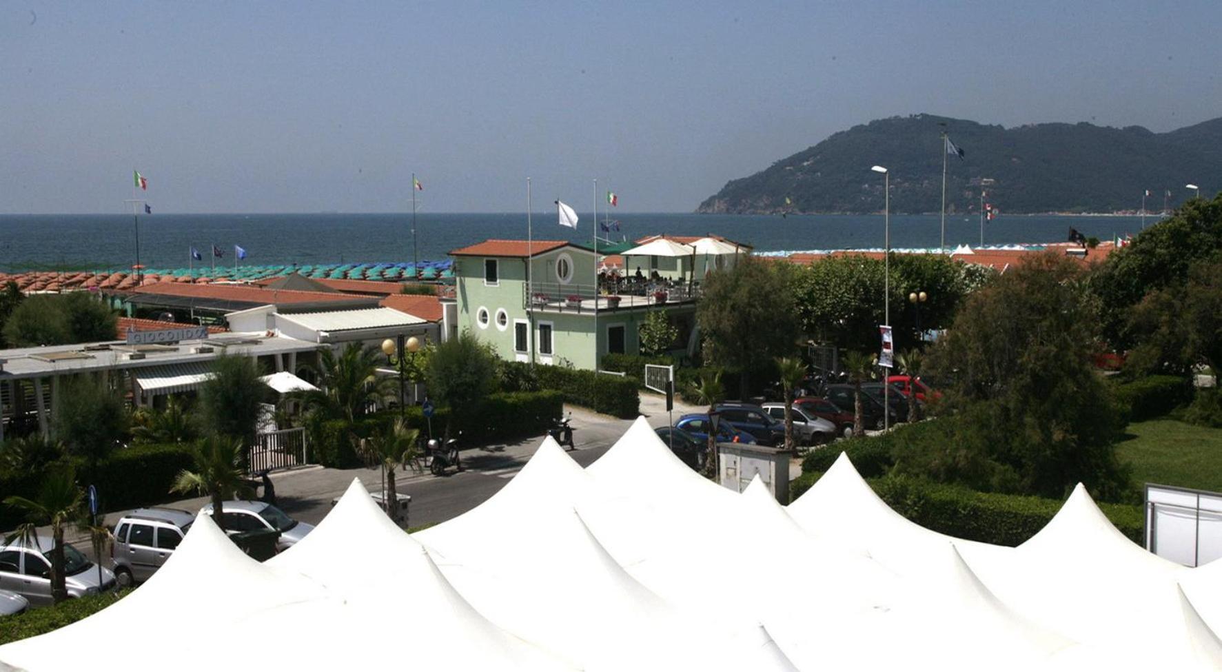 Hotel Tenda Rossa マリーナ・ディ・カッラーラ エクステリア 写真