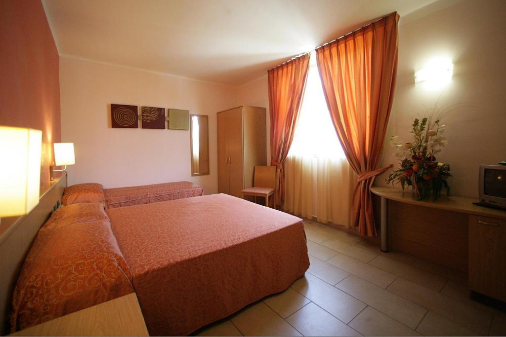Hotel Tenda Rossa マリーナ・ディ・カッラーラ 部屋 写真