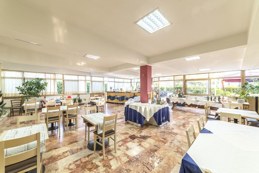 Hotel Tenda Rossa マリーナ・ディ・カッラーラ エクステリア 写真